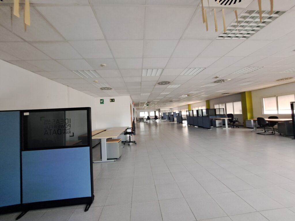 Oficina situada en Sant Cugat del Vallès en la zona de Camí Can Calders.