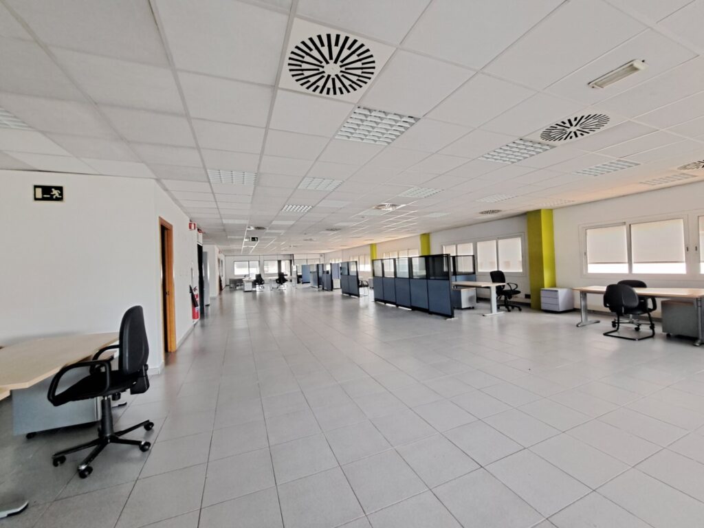 Oficina situada en Sant Cugat del Vallès en la zona de Camí Can Calders.