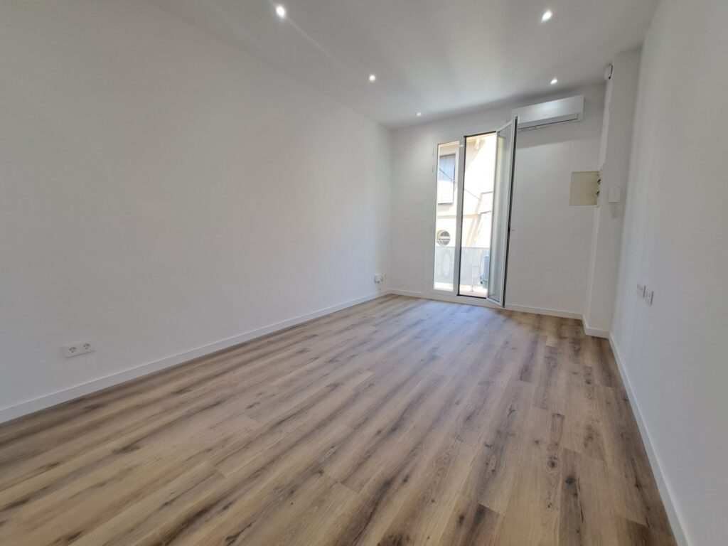 Pis totalment reformat amb àmplia terrassa!