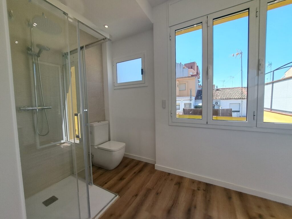 Pis totalment reformat amb àmplia terrassa!