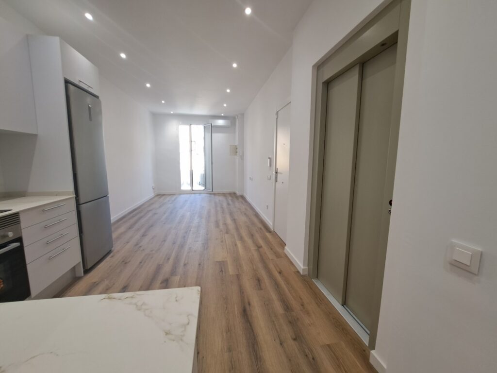 Pis totalment reformat amb àmplia terrassa!