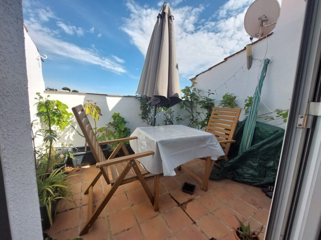 ¡Dúplex en buen estado en Rubí, 3 habitaciones, terraza y piscina, ideal para tu familia!