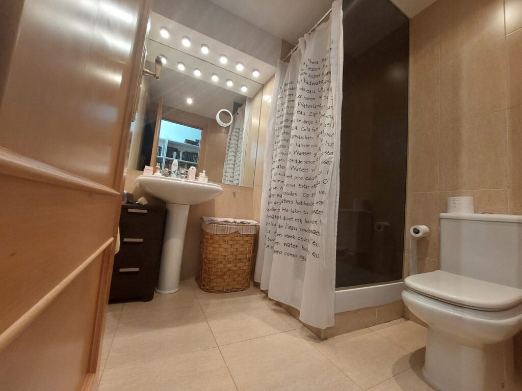 ¡Dúplex en buen estado en Rubí, 3 habitaciones, terraza y piscina, ideal para tu familia!