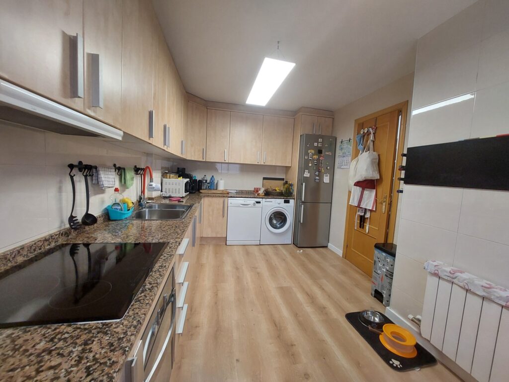 ¡Dúplex en buen estado en Rubí, 3 habitaciones, terraza y piscina, ideal para tu familia!