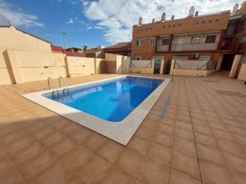 ¡Dúplex en buen estado en Rubí, 3 habitaciones, terraza y piscina, ideal para tu familia!
