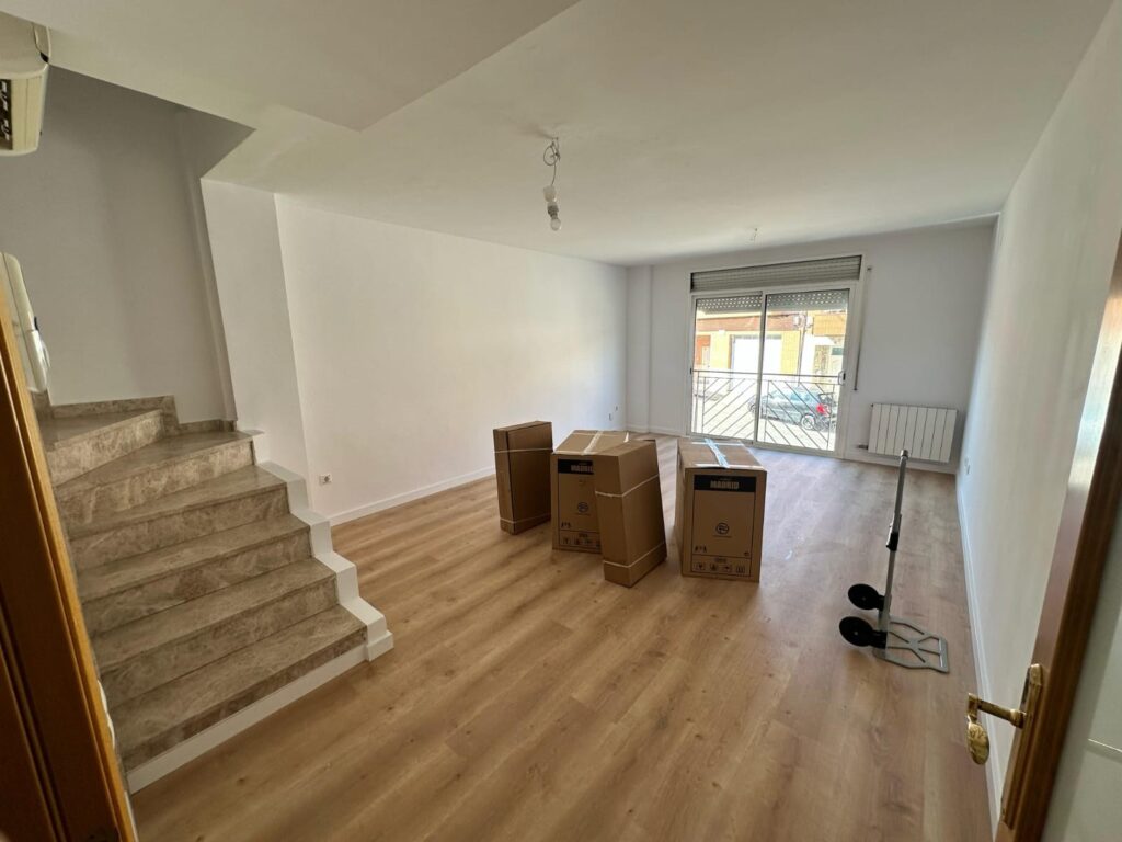 ¡Dúplex en buen estado en Rubí, 3 habitaciones, terraza y piscina, ideal para tu familia!