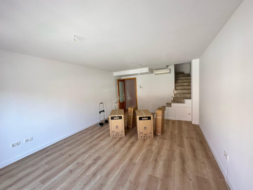 ¡Dúplex en buen estado en Rubí, 3 habitaciones, terraza y piscina, ideal para tu familia!