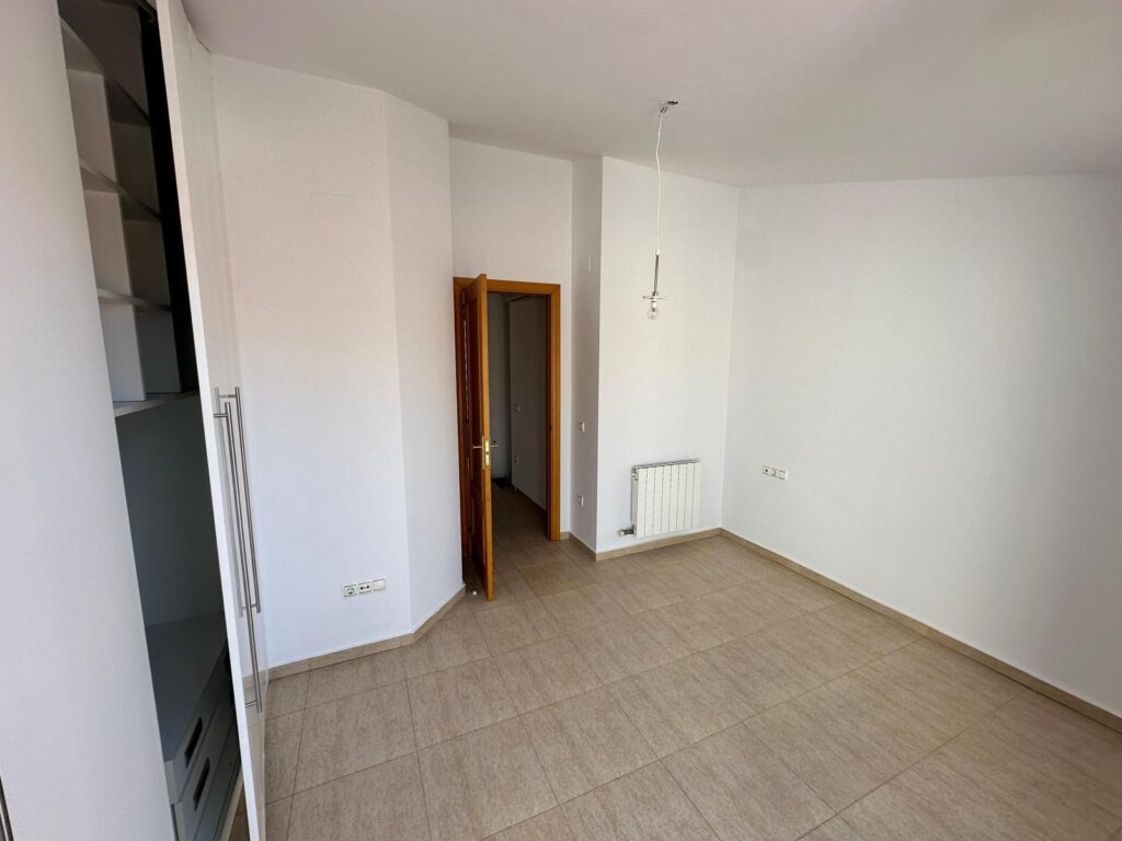 ¡Dúplex en buen estado en Rubí, 3 habitaciones, terraza y piscina, ideal para tu familia!