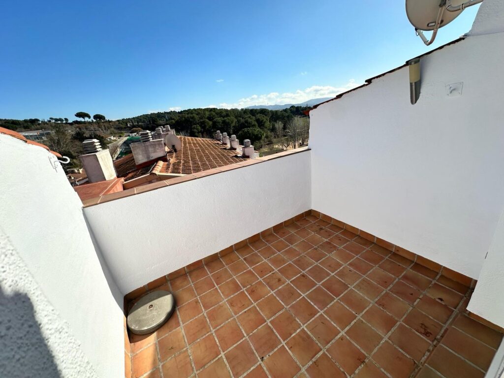 ¡Dúplex en buen estado en Rubí, 3 habitaciones, terraza y piscina, ideal para tu familia!