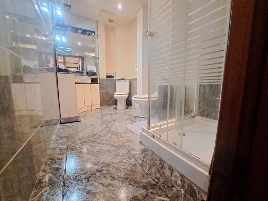 ¡Fantàstica casa adossada en bon estat amb àmplia terrassa!