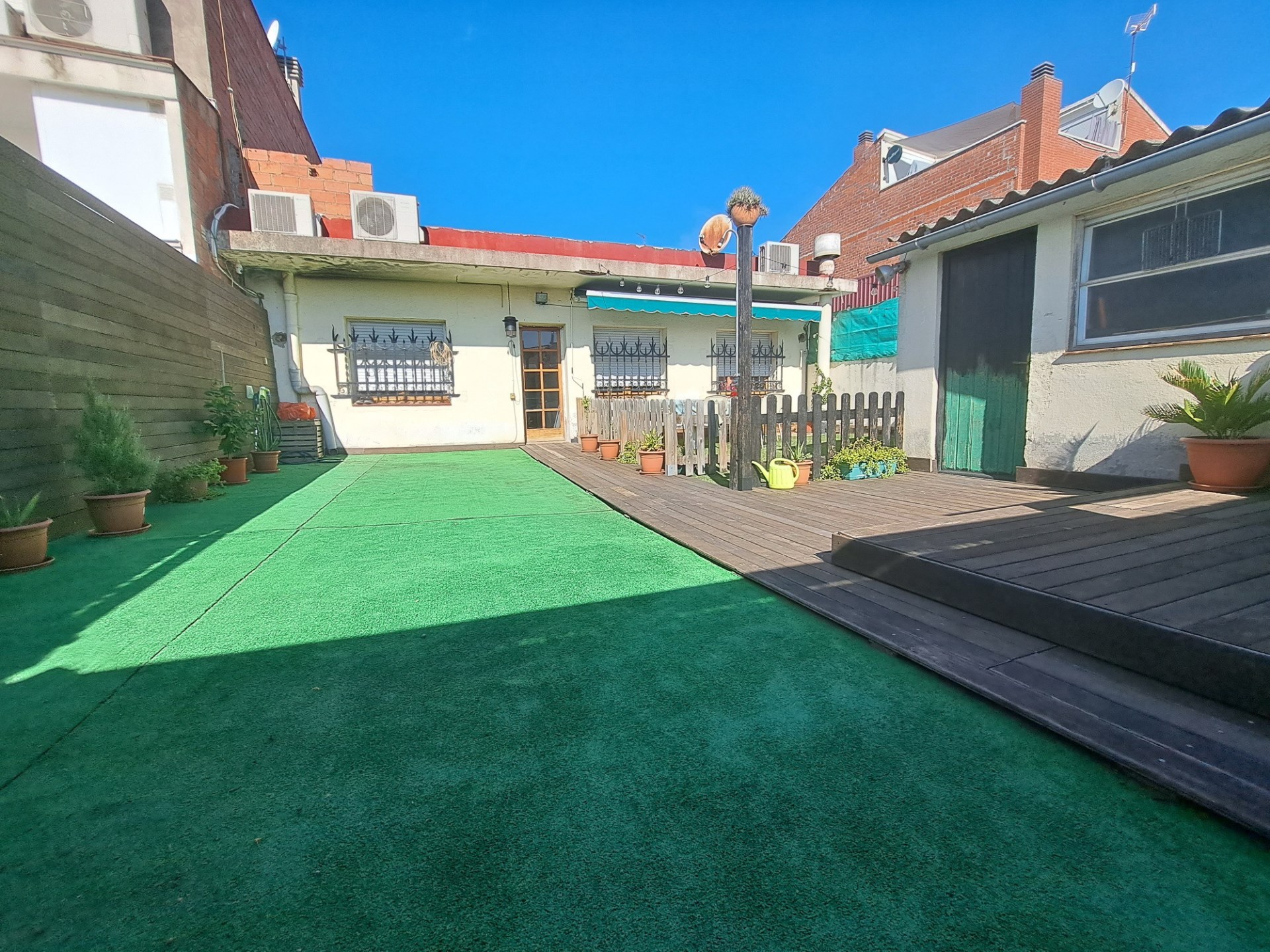 ¡Fantástica casa adosada en buen estado con amplia terraza!