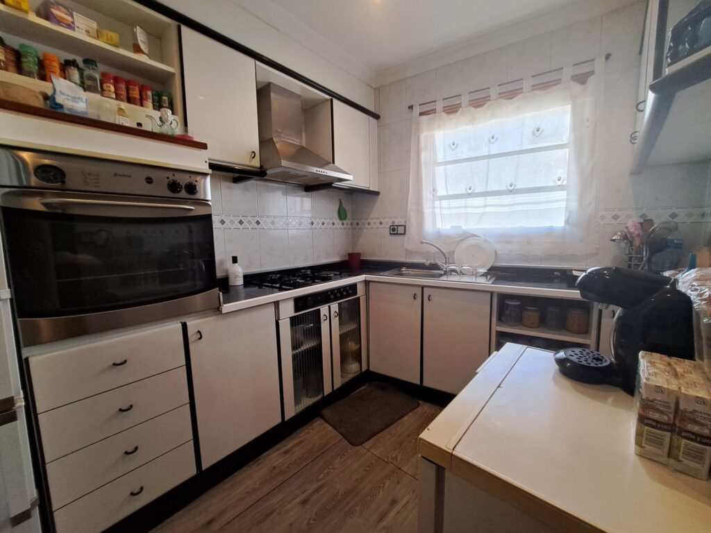 ¡Fantàstica casa adossada en bon estat amb àmplia terrassa!