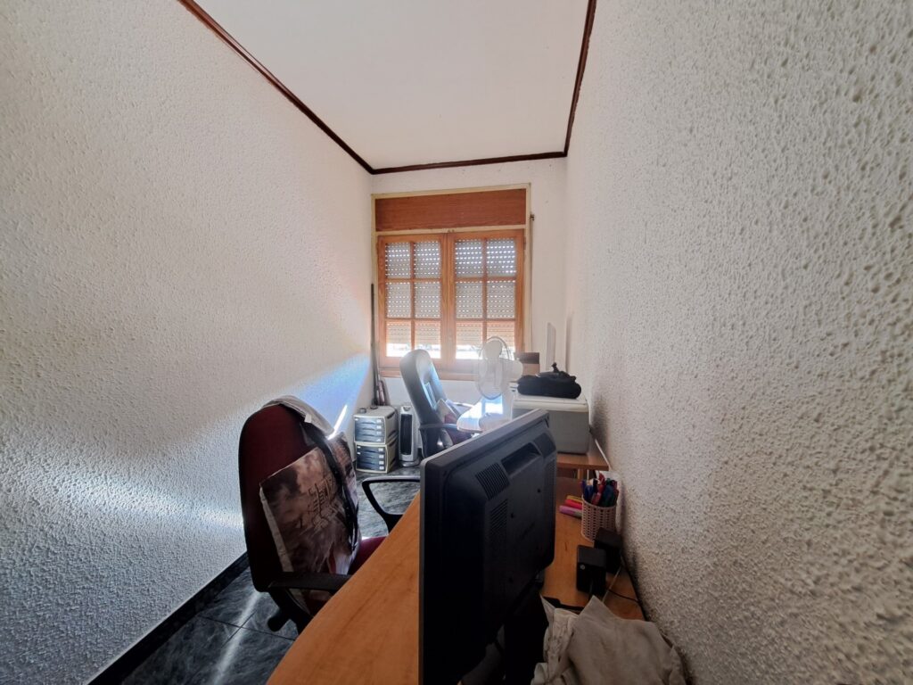 ¡Fantàstica casa adossada en bon estat amb àmplia terrassa!