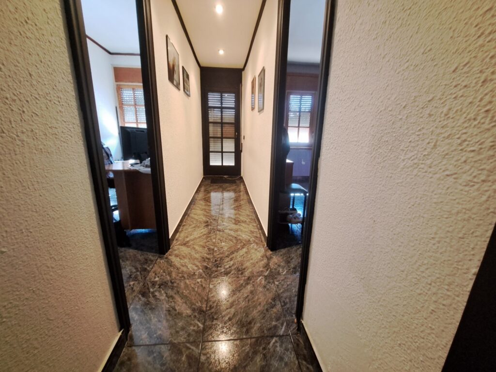 ¡Fantàstica casa adossada en bon estat amb àmplia terrassa!