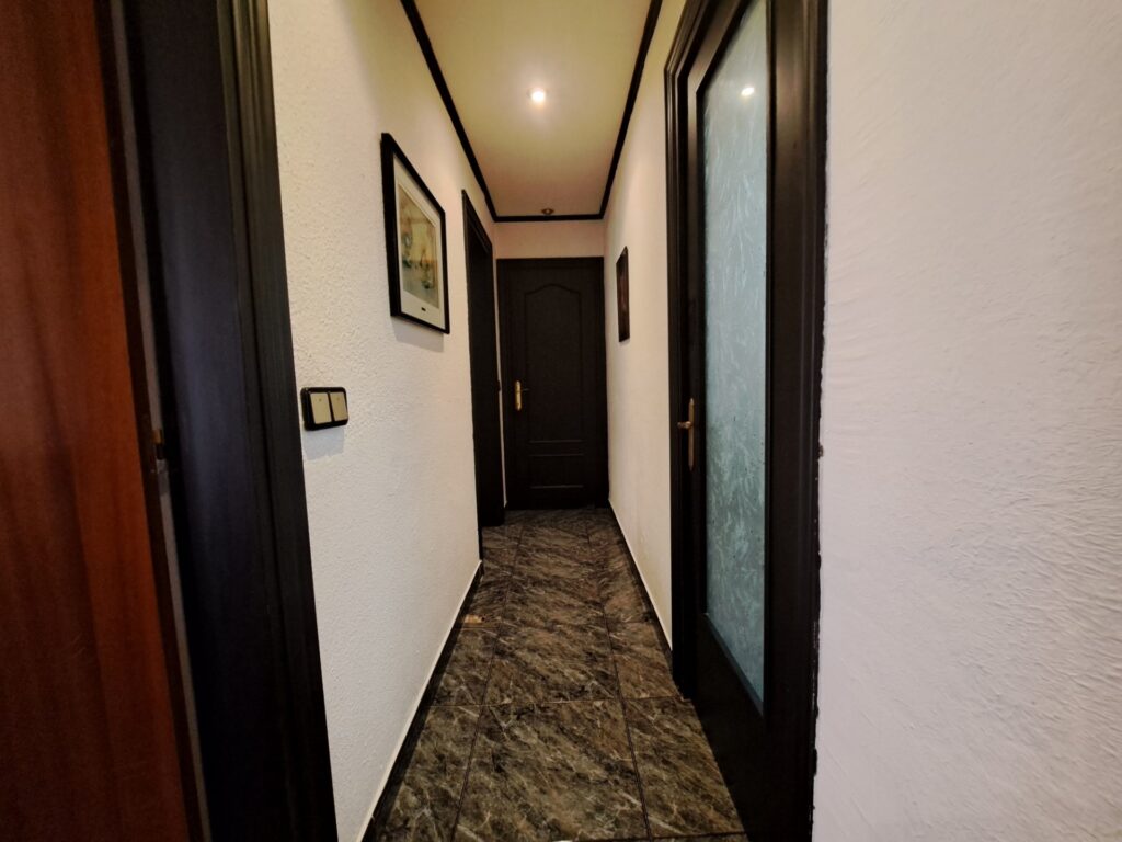 ¡Fantàstica casa adossada en bon estat amb àmplia terrassa!