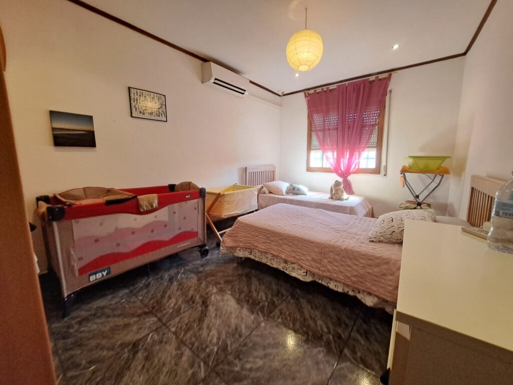 ¡Fantàstica casa adossada en bon estat amb àmplia terrassa!