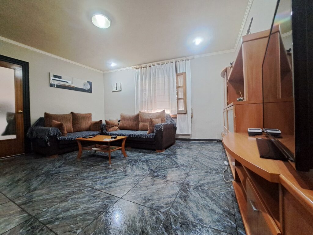 ¡Fantàstica casa adossada en bon estat amb àmplia terrassa!