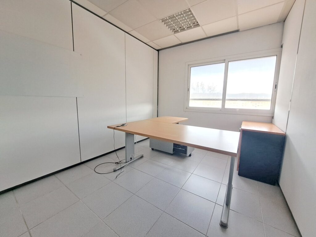 ¡Amplia oficina en venta en Sant Cugat del Vallès, ideal para tu negocio!