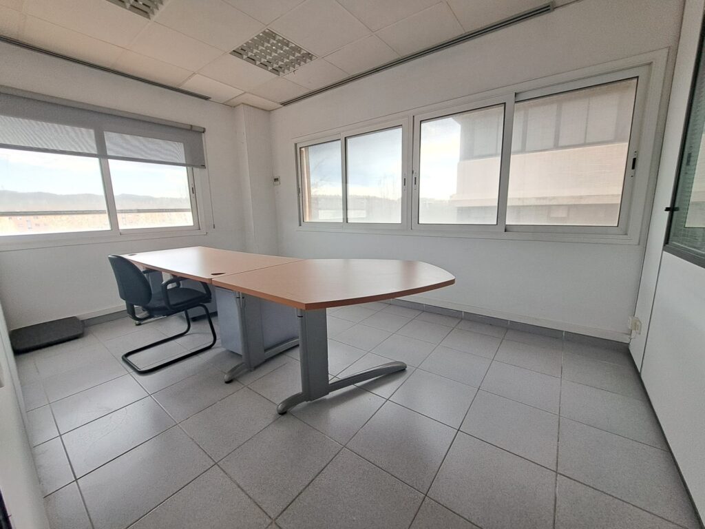 ¡Amplia oficina en venta en Sant Cugat del Vallès, ideal para tu negocio!