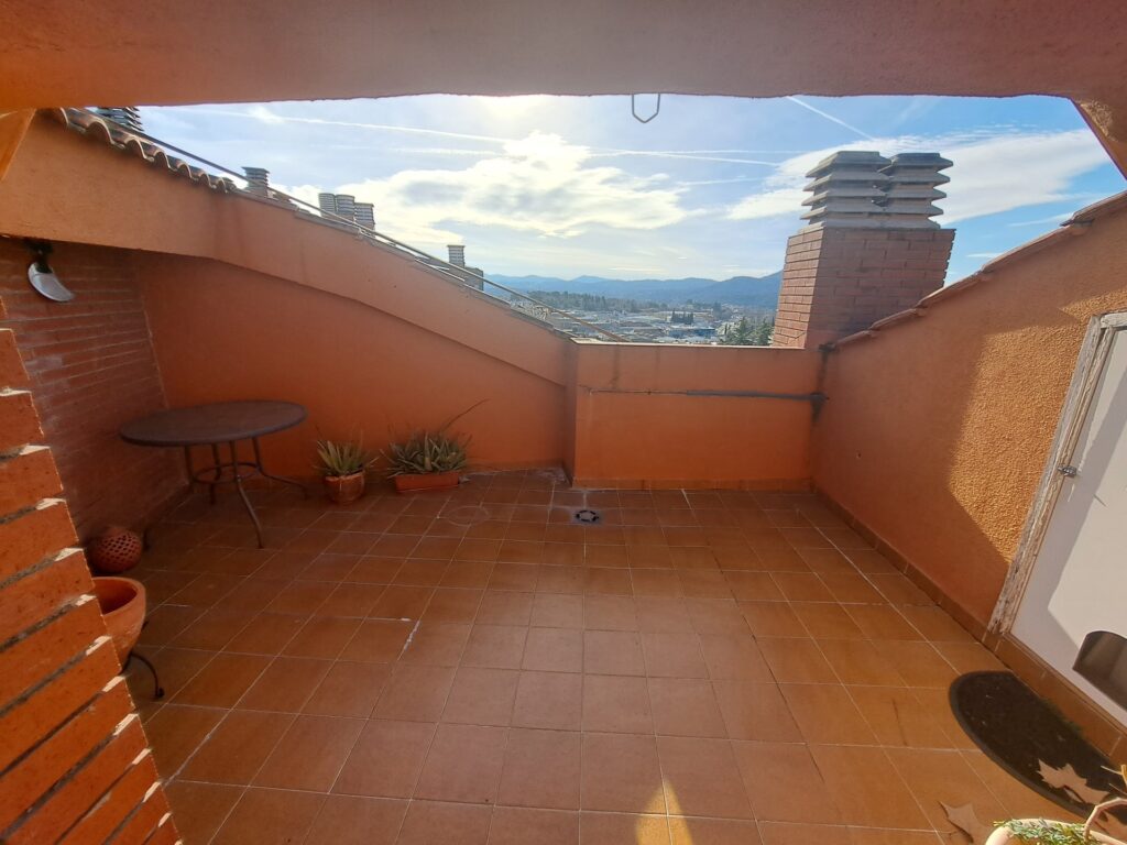 ¡Dúplex en Ca n´ Alzamora con terraza, piscina comunitaria, parking y trastero!
