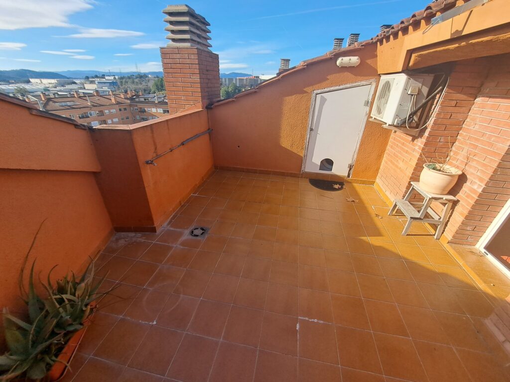 ¡Dúplex en Ca n´ Alzamora con terraza, piscina comunitaria, parking y trastero!