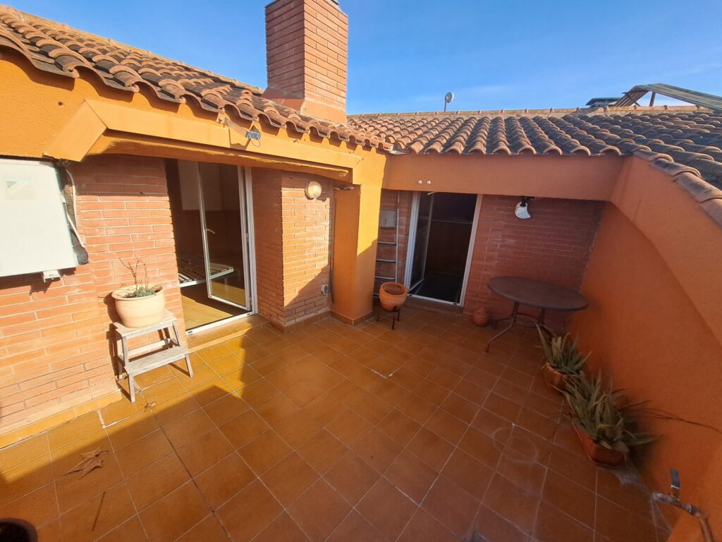 ¡Dúplex en Ca n´ Alzamora con terraza, piscina comunitaria, parking y trastero!