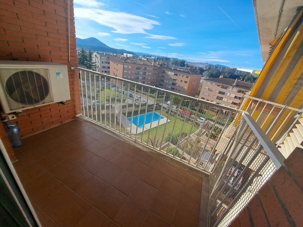 ¡Dúplex en Ca n´ Alzamora con terraza, piscina comunitaria, parking y trastero!