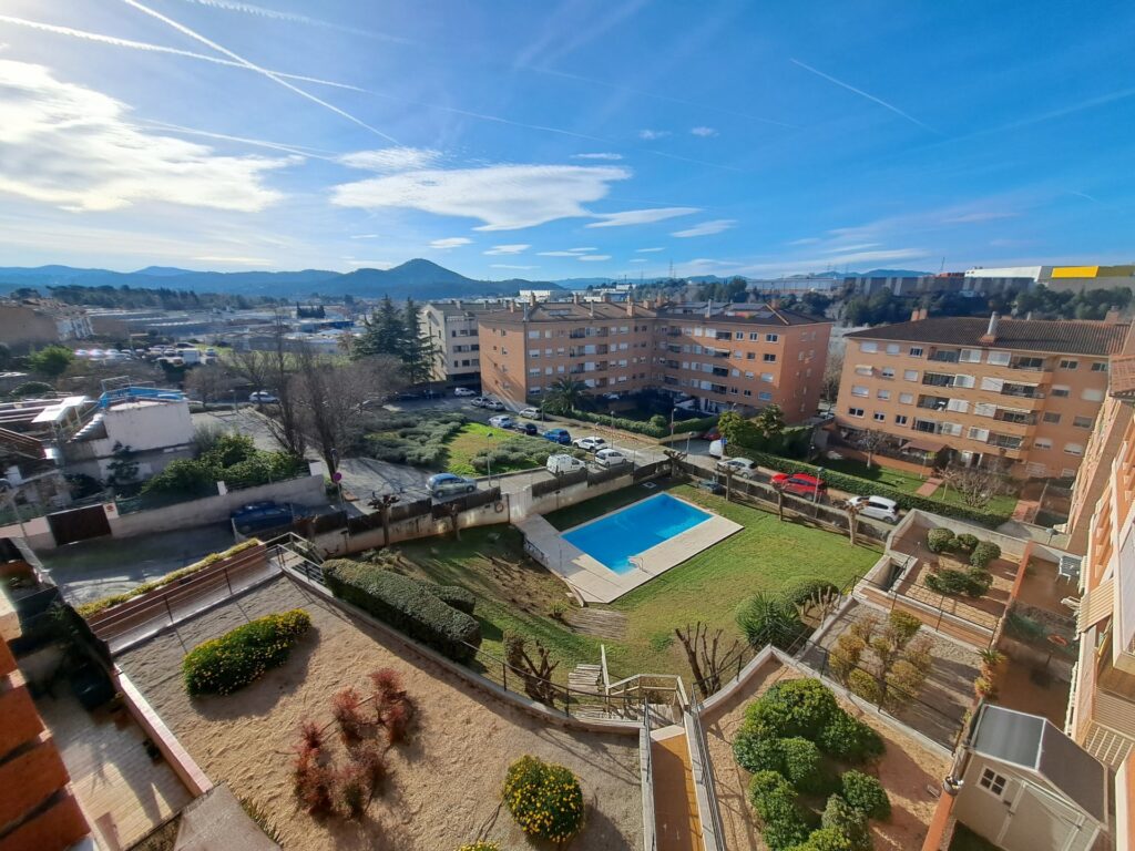¡Dúplex en Ca n´ Alzamora con terraza, piscina comunitaria, parking y trastero!