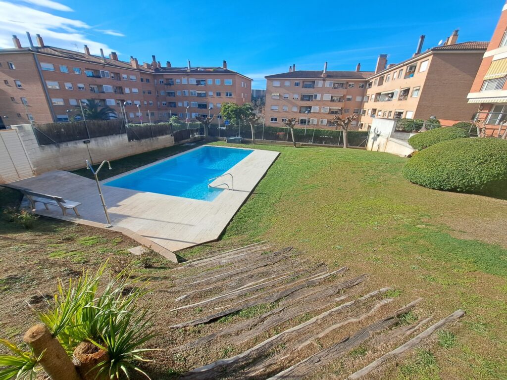 ¡Dúplex en Ca n´ Alzamora con terraza, piscina comunitaria, parking y trastero!