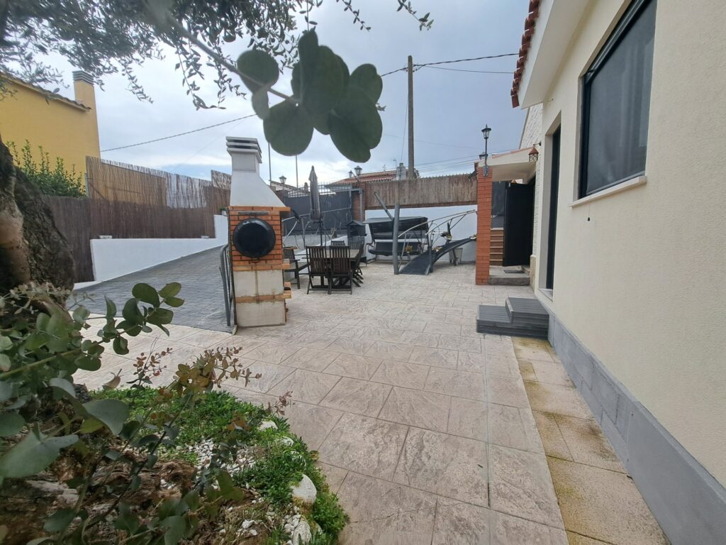 Chalet unifamiliar aislado todo en planta de 3 habitaciones y piscina totalmente reformado.