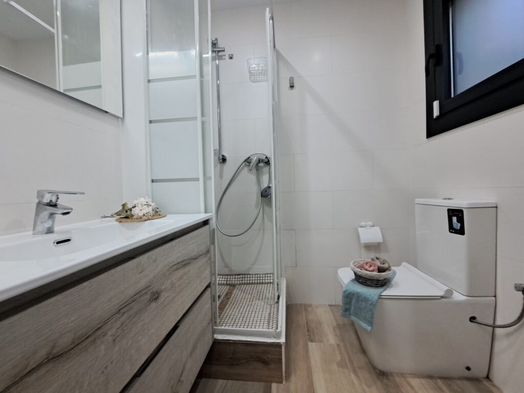 Chalet unifamiliar aislado todo en planta de 3 habitaciones y piscina totalmente reformado.