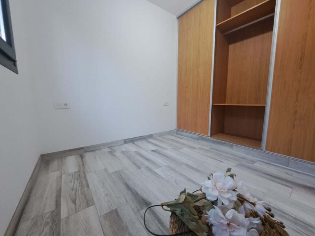 Chalet unifamiliar aislado todo en planta de 3 habitaciones y piscina totalmente reformado.