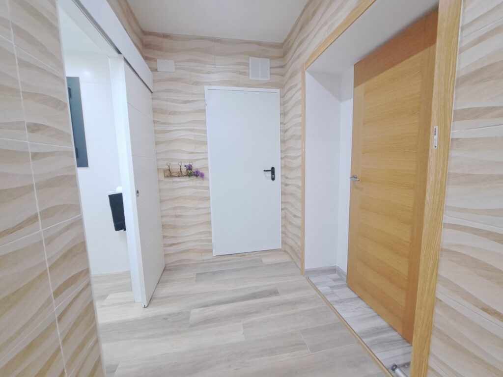 Chalet unifamiliar aislado todo en planta de 3 habitaciones y piscina totalmente reformado.