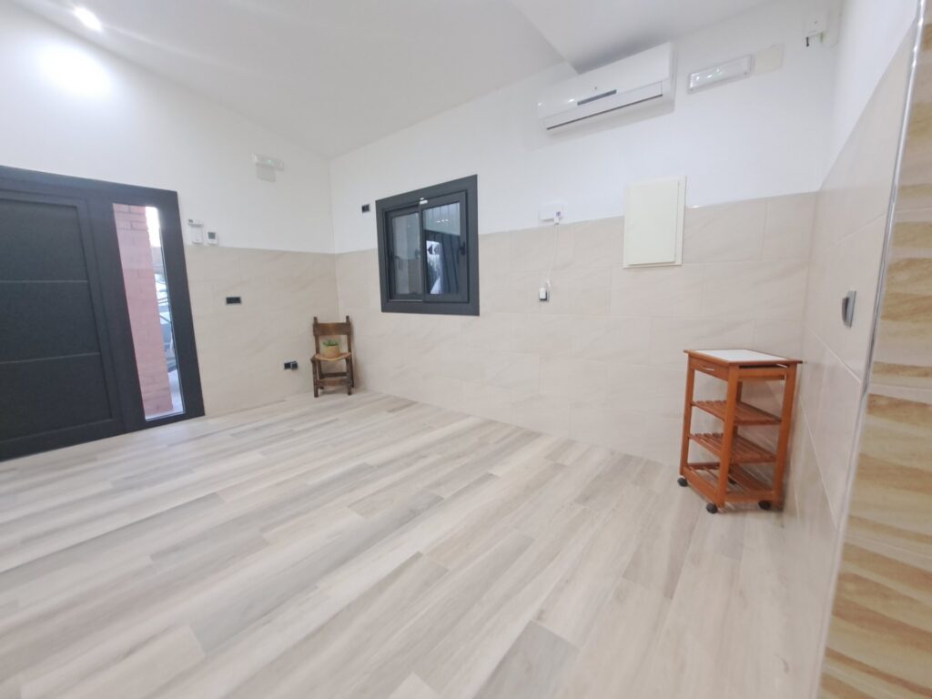 Chalet unifamiliar aislado todo en planta de 3 habitaciones y piscina totalmente reformado.