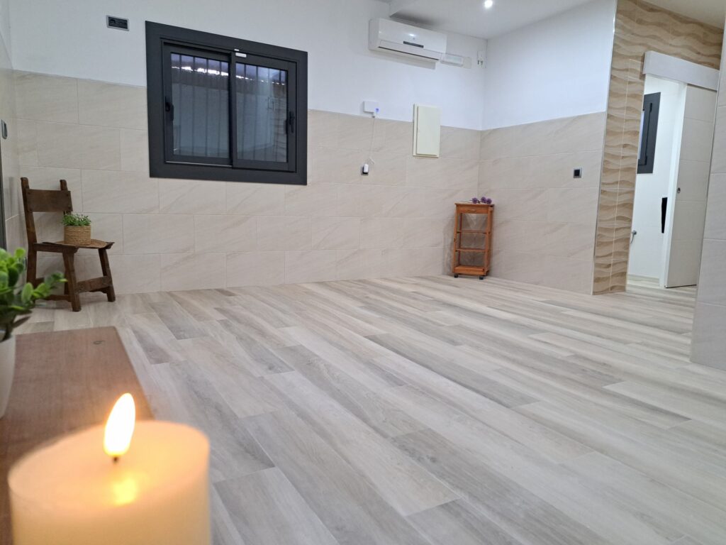 Chalet unifamiliar aislado todo en planta de 3 habitaciones y piscina totalmente reformado.