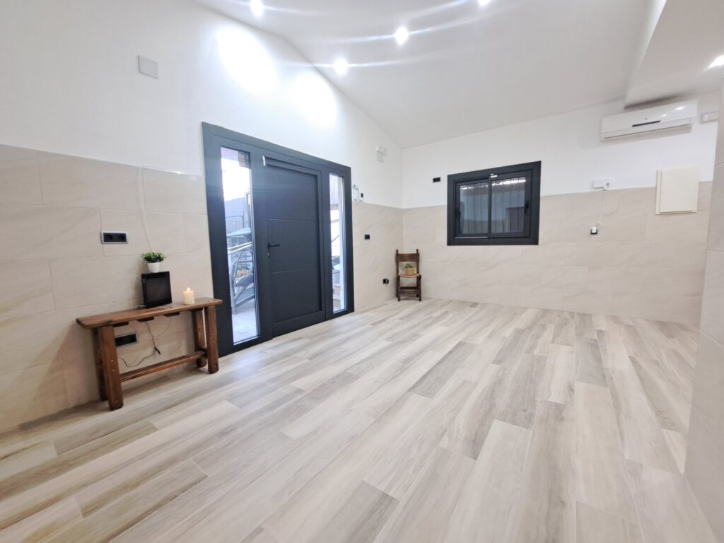 Chalet unifamiliar aislado todo en planta de 3 habitaciones y piscina totalmente reformado.