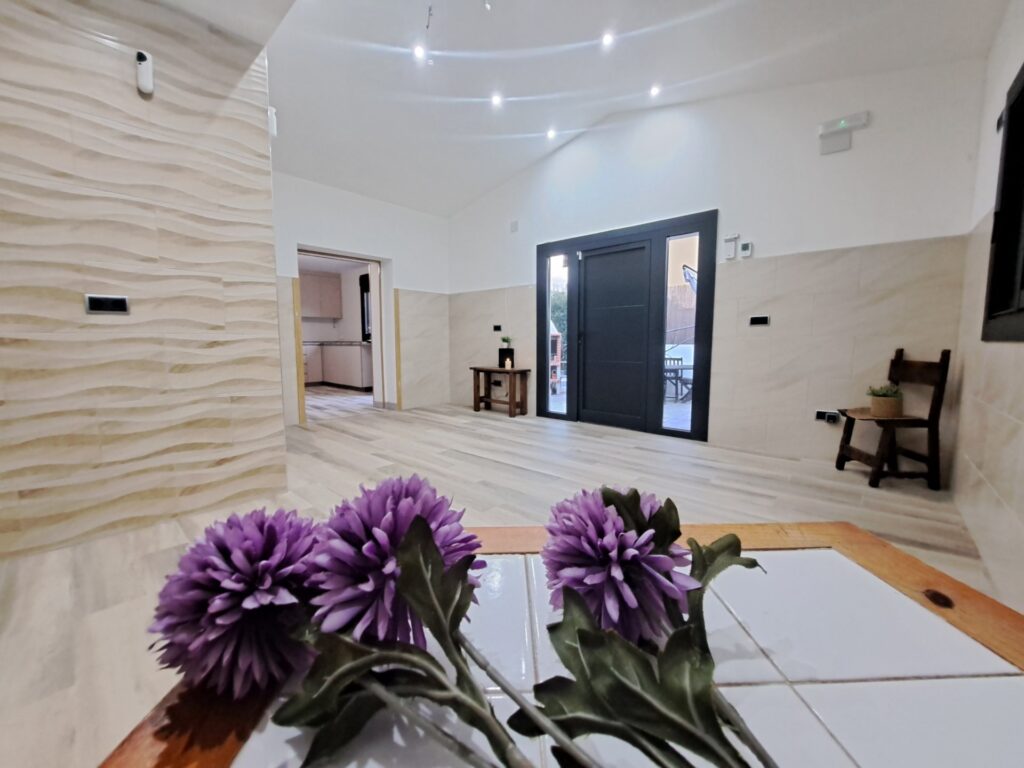 Chalet unifamiliar aislado todo en planta de 3 habitaciones y piscina totalmente reformado.