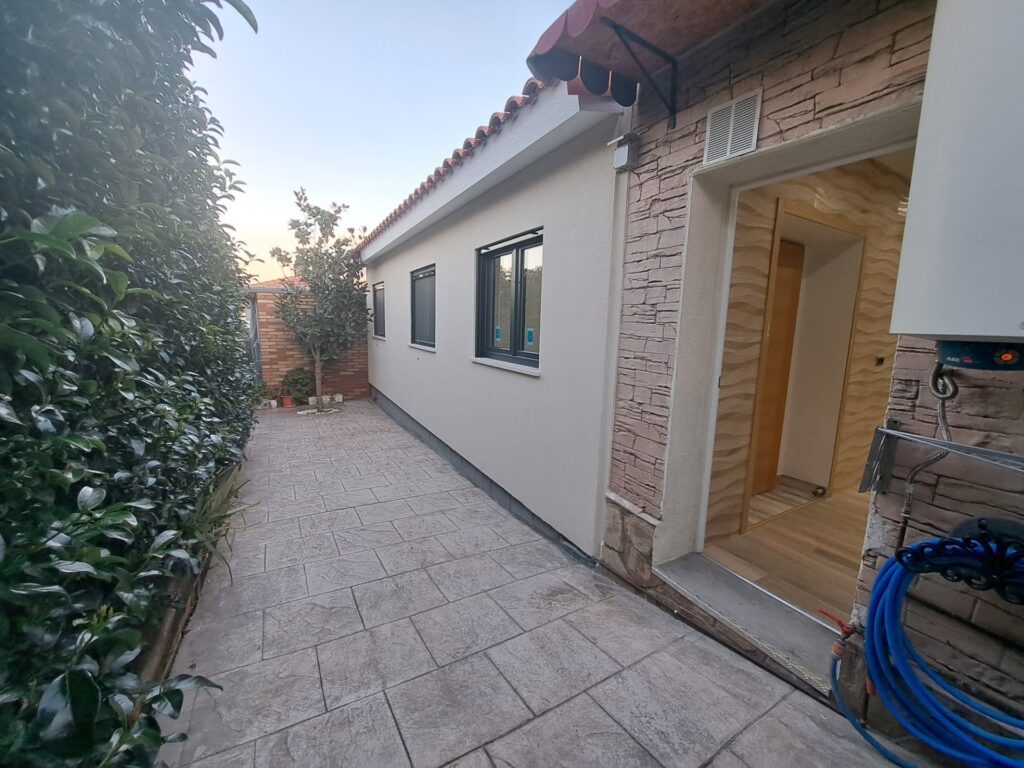 Chalet unifamiliar aislado todo en planta de 3 habitaciones y piscina totalmente reformado.