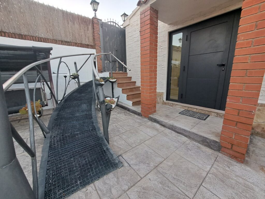 Chalet unifamiliar aislado todo en planta de 3 habitaciones y piscina totalmente reformado.