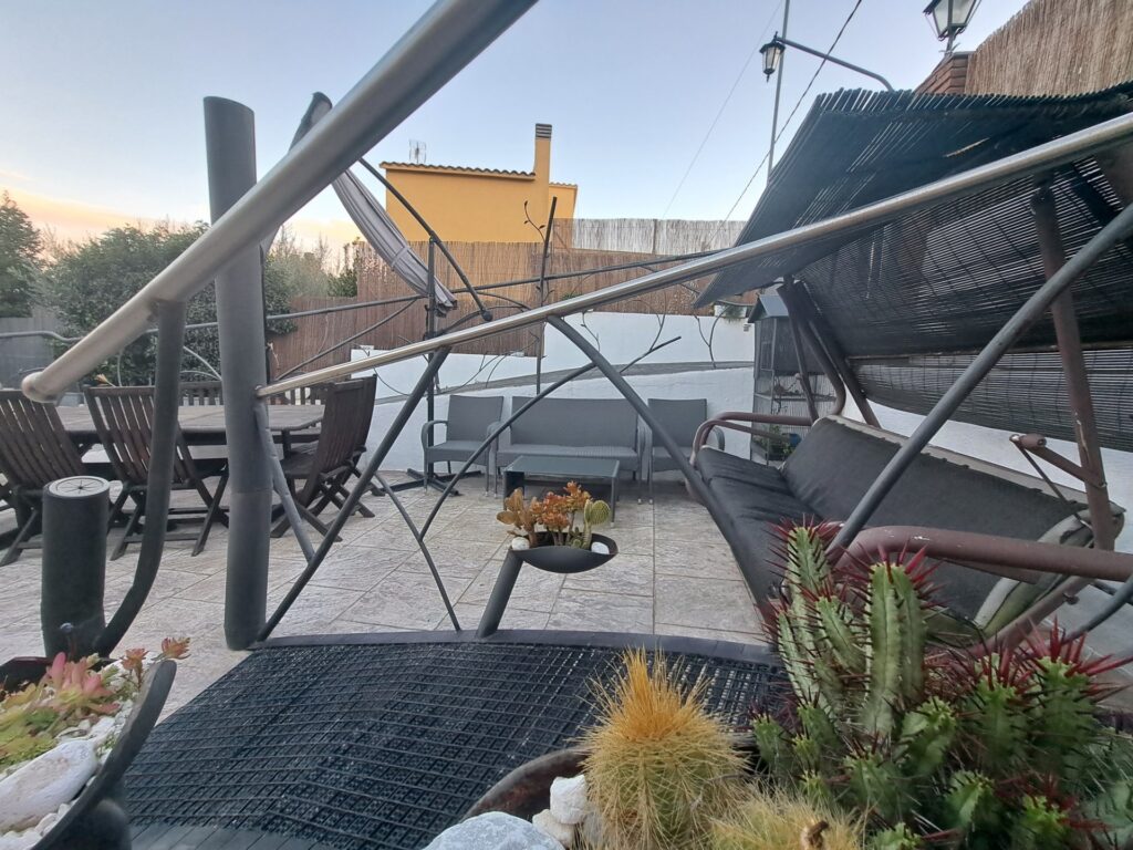 Chalet unifamiliar aislado todo en planta de 3 habitaciones y piscina totalmente reformado.