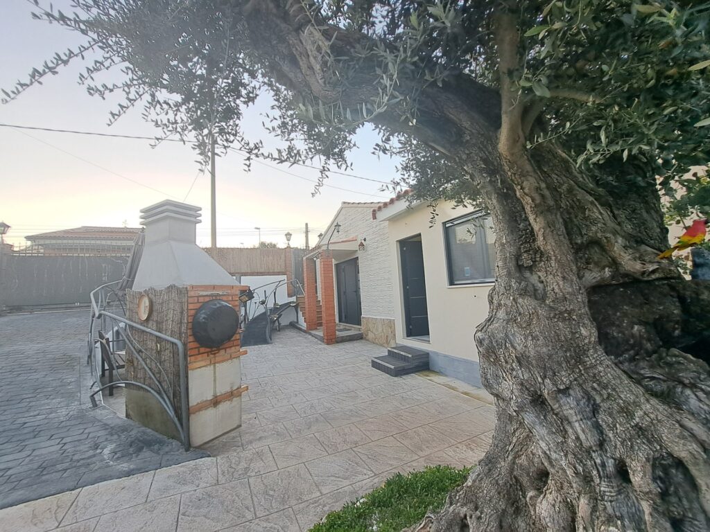 Chalet unifamiliar aislado todo en planta de 3 habitaciones y piscina totalmente reformado.
