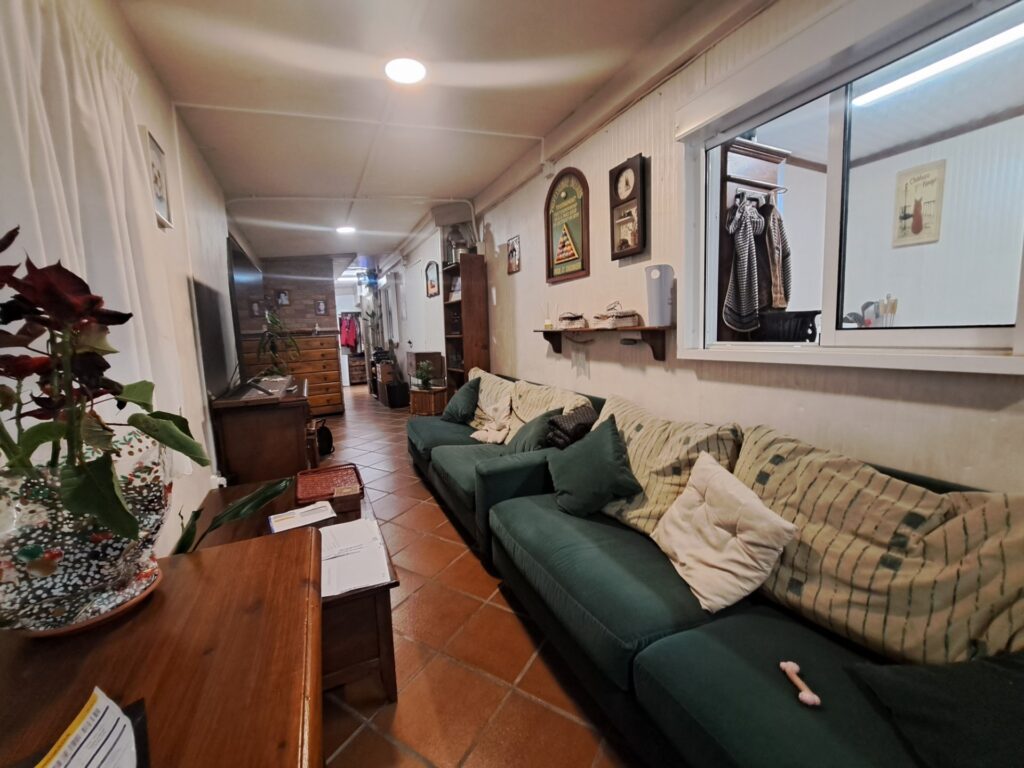 Chalet unifamiliar aislado todo en planta de 3 habitaciones y piscina totalmente reformado.