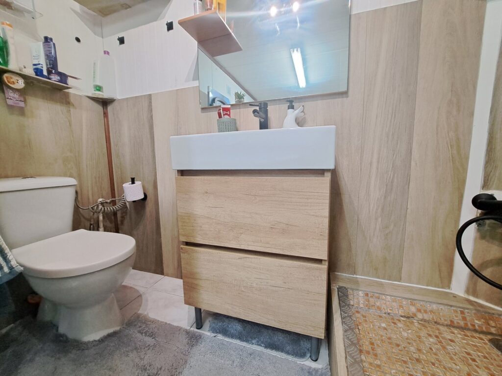 Chalet unifamiliar aislado todo en planta de 3 habitaciones y piscina totalmente reformado.