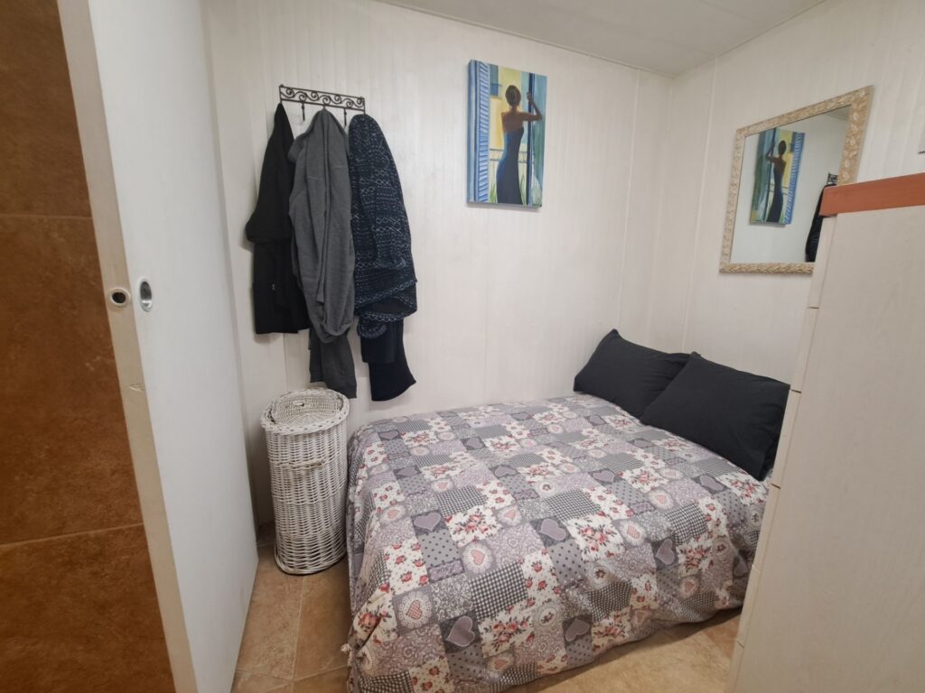 Chalet unifamiliar aislado todo en planta de 3 habitaciones y piscina totalmente reformado.