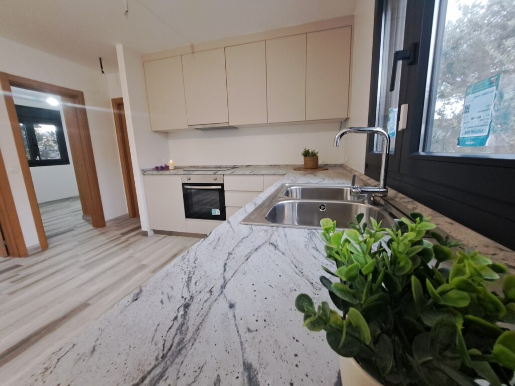 Chalet unifamiliar aislado todo en planta de 3 habitaciones y piscina totalmente reformado.