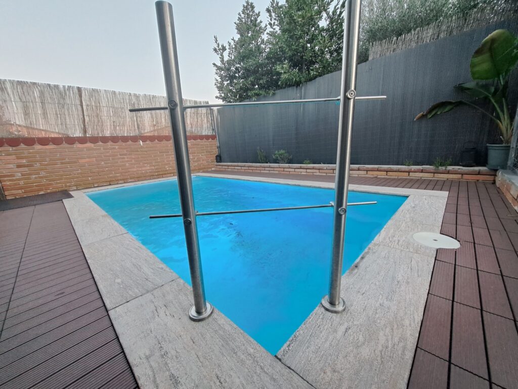 Chalet unifamiliar aislado todo en planta de 3 habitaciones y piscina totalmente reformado.