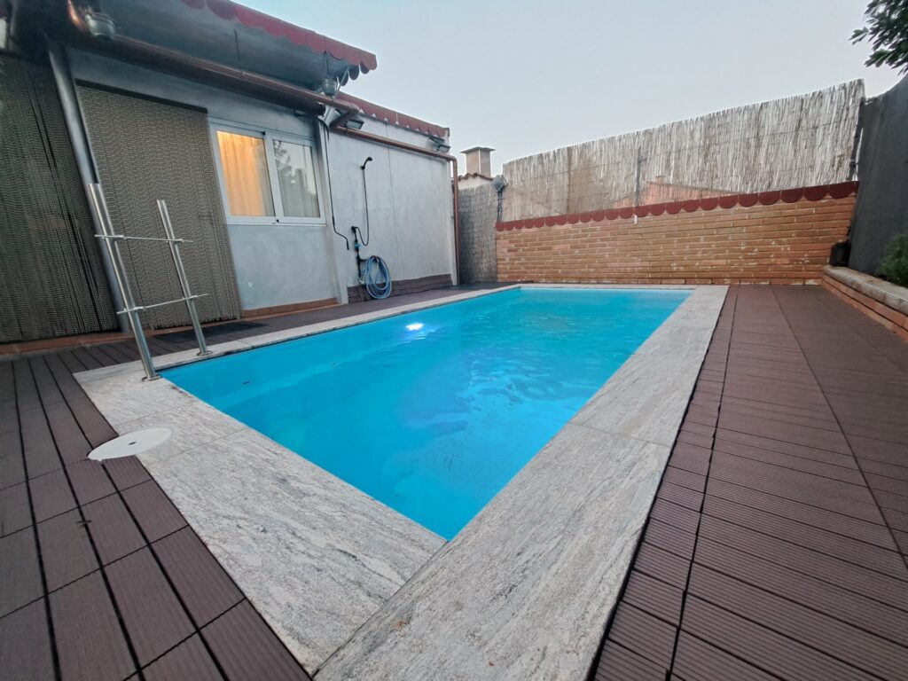 Chalet unifamiliar aislado todo en planta de 3 habitaciones y piscina totalmente reformado.