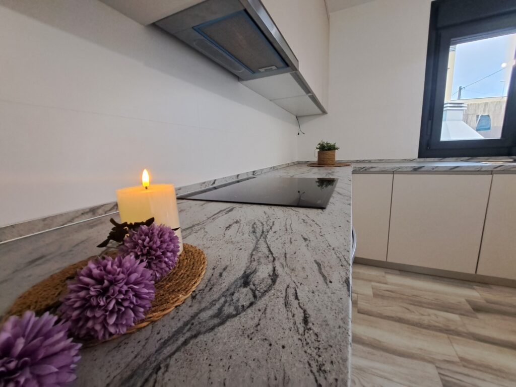 Chalet unifamiliar aislado todo en planta de 3 habitaciones y piscina totalmente reformado.