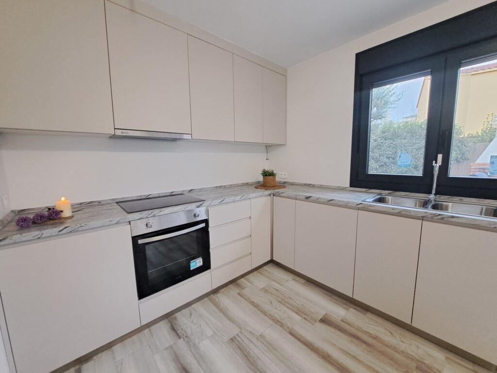 Chalet unifamiliar aislado todo en planta de 3 habitaciones y piscina totalmente reformado.