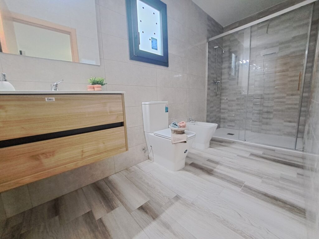 Chalet unifamiliar aislado todo en planta de 3 habitaciones y piscina totalmente reformado.